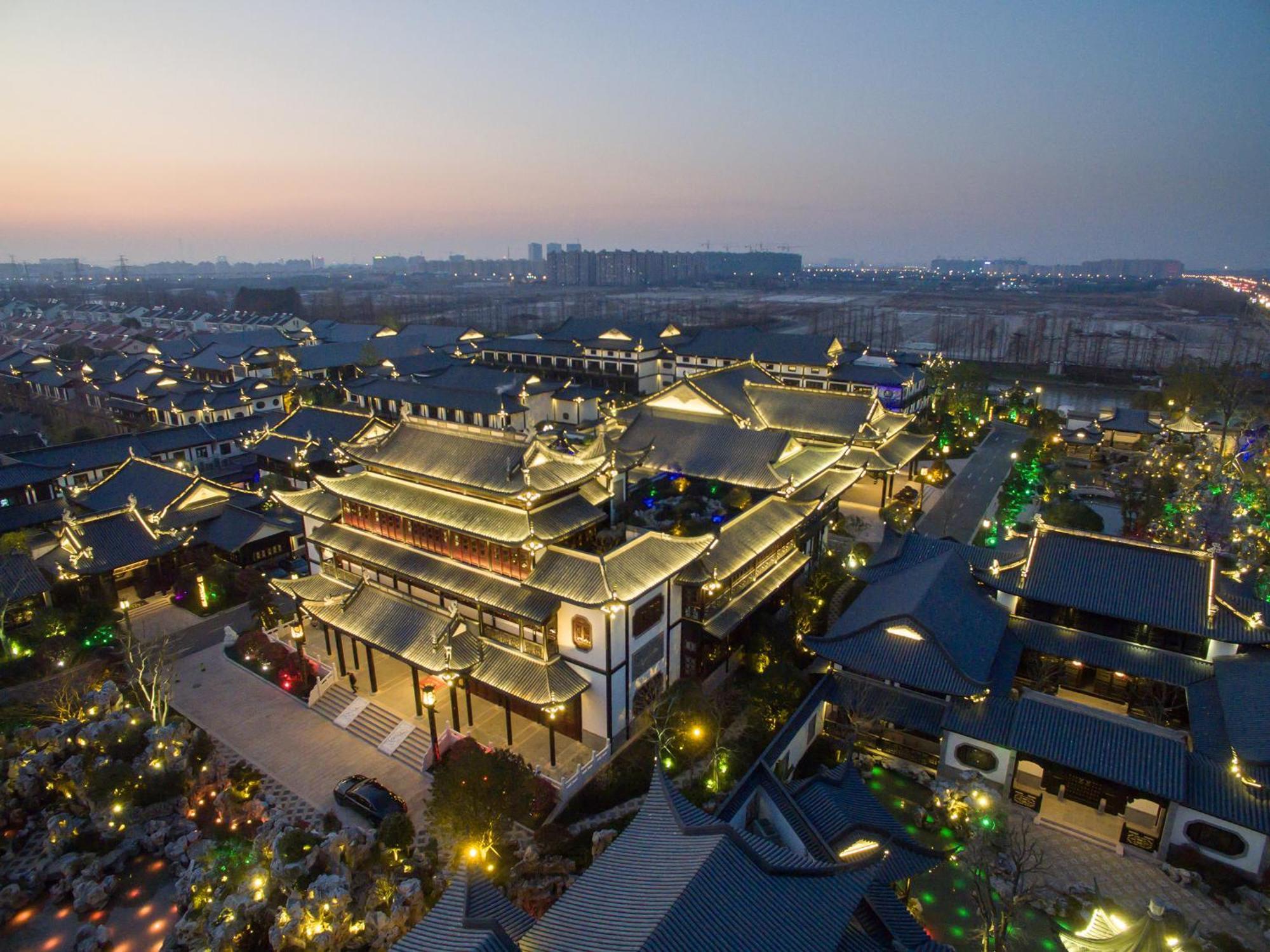 Royal Garden Hotel Shanghai-Free Shuttle To And From Disney & Pvg & Close Metro Line2 Easy To Sha New Expo Exterior photo