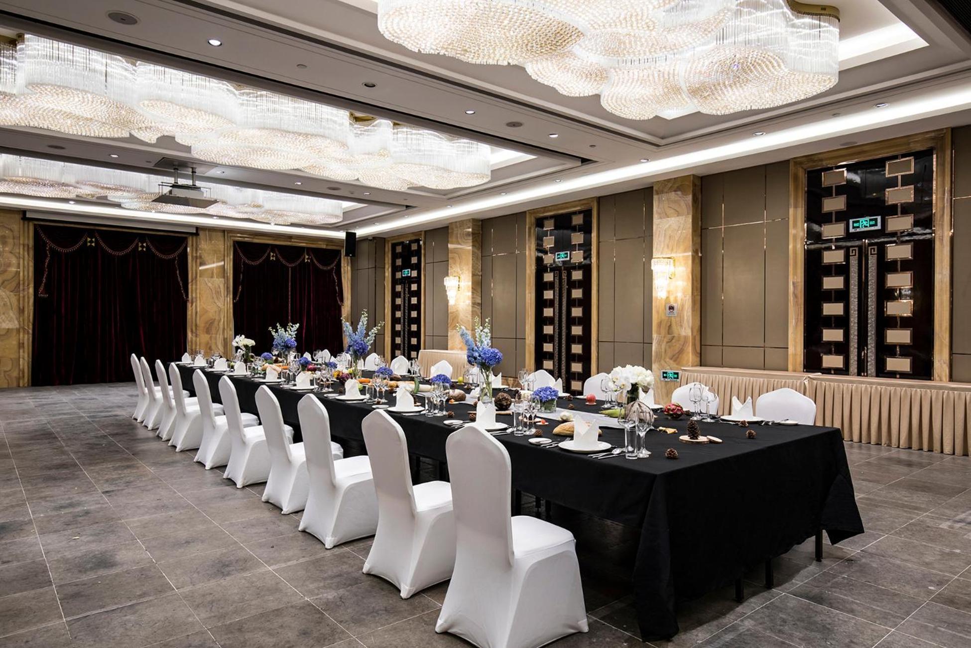 Royal Garden Hotel Shanghai-Free Shuttle To And From Disney & Pvg & Close Metro Line2 Easy To Sha New Expo Exterior photo