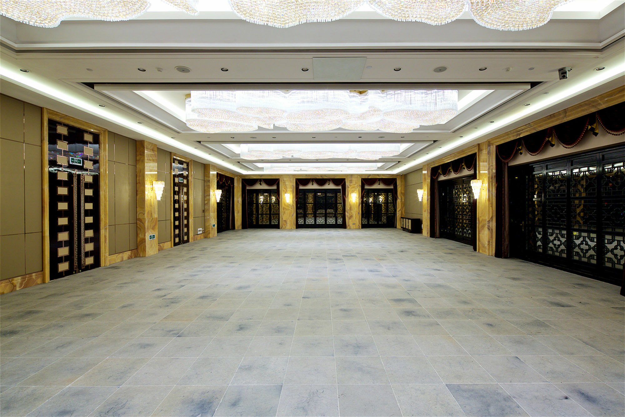 Royal Garden Hotel Shanghai-Free Shuttle To And From Disney & Pvg & Close Metro Line2 Easy To Sha New Expo Exterior photo