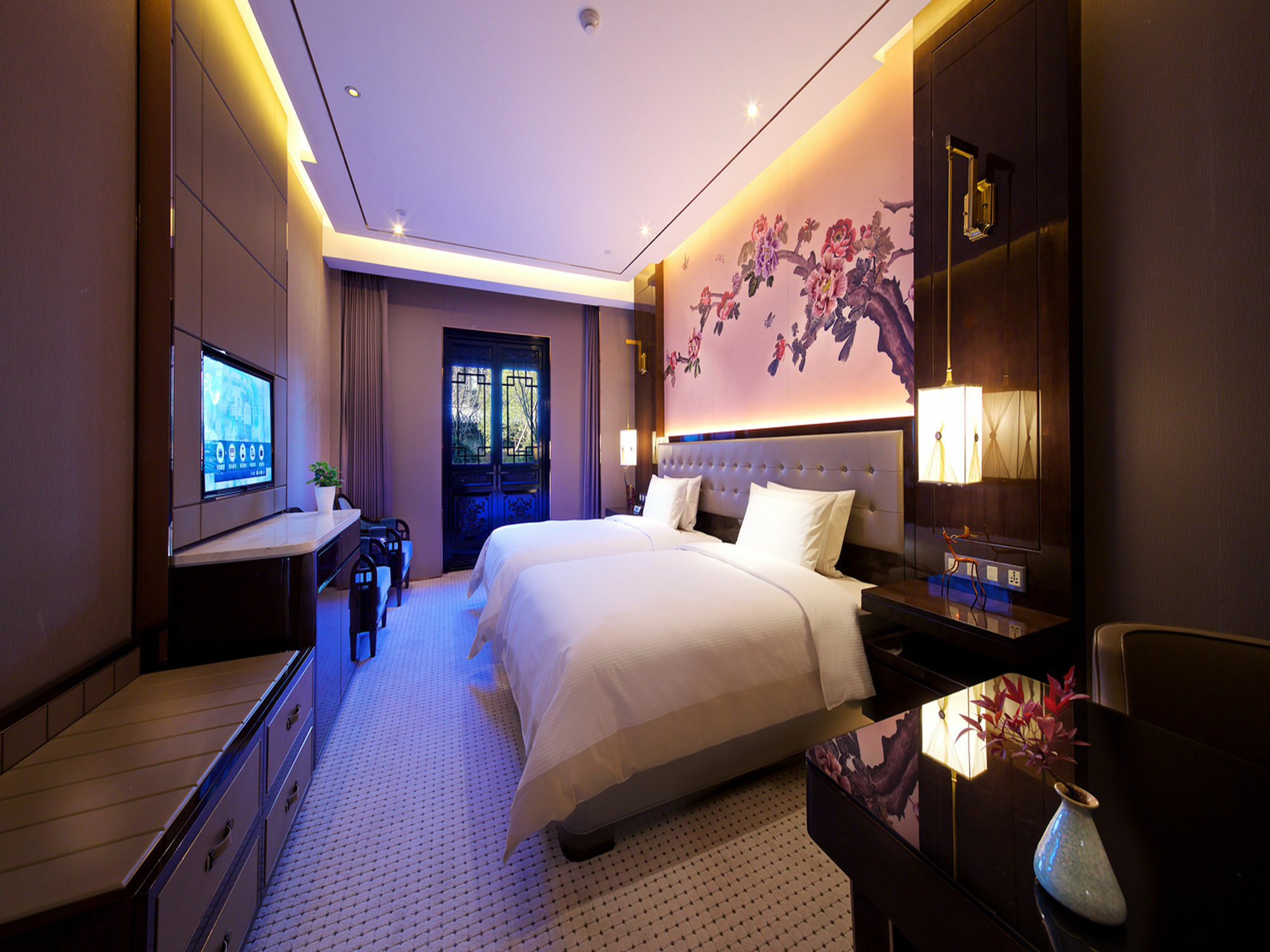 Royal Garden Hotel Shanghai-Free Shuttle To And From Disney & Pvg & Close Metro Line2 Easy To Sha New Expo Exterior photo